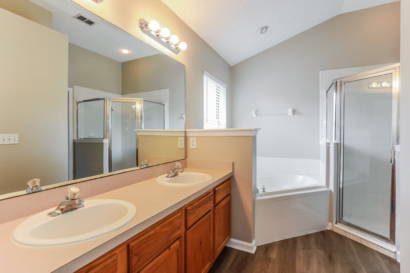 1,720/Mo, 8059 Carisbrook Ct Jacksonville, FL 32244 Main Bathroom View