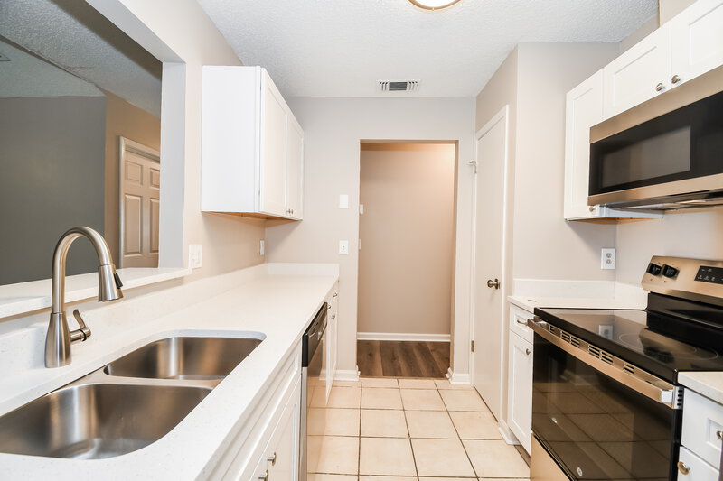 2,240/Mo, 3303 Hampstead Dr Jacksonville, FL 32225 Kitchen View