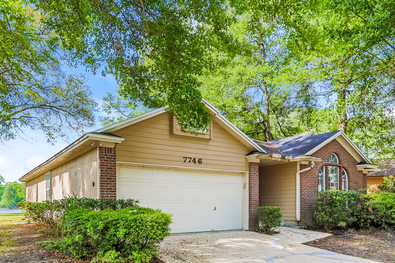 2,560/Mo, 7746 Spring Branch Dr N Jacksonville, FL 32221 Front View 2