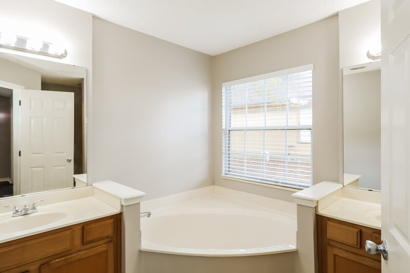2,560/Mo, 7746 Spring Branch Dr N Jacksonville, FL 32221 Main Bathroom View