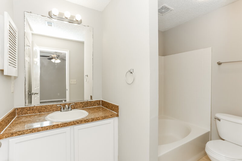 0/Mo, 3388 Volley Dr Jacksonville, FL 32277 Main Bathroom View