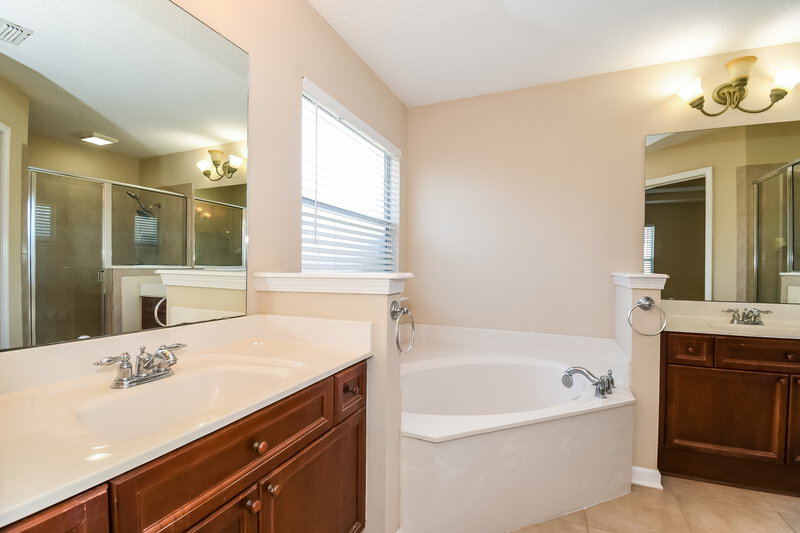 2,235/Mo, 3543 Shrewsbury Dr Jacksonville, FL 32226 Main Bathroom View