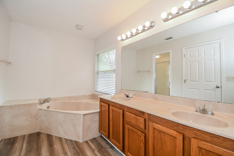 2,035/Mo, 283 Springfield Ct Orange Park, FL 32073 Main Bathroom View