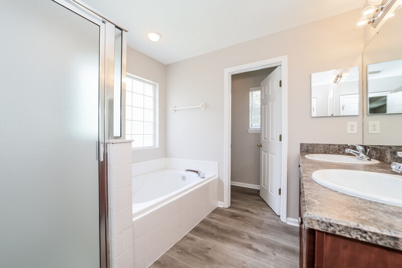 3,490/Mo, 2714 Wood Stork Trl Orange Park, FL 32073 Main Bathroom View