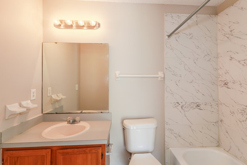 1,625/Mo, 1561 Ibis Dr Orange Park, FL 32065 Main Bathroom View