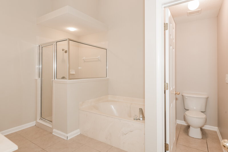 1,940/Mo, 805 Crystal Spring Way St Augustine, FL 32092 Main Bathroom View