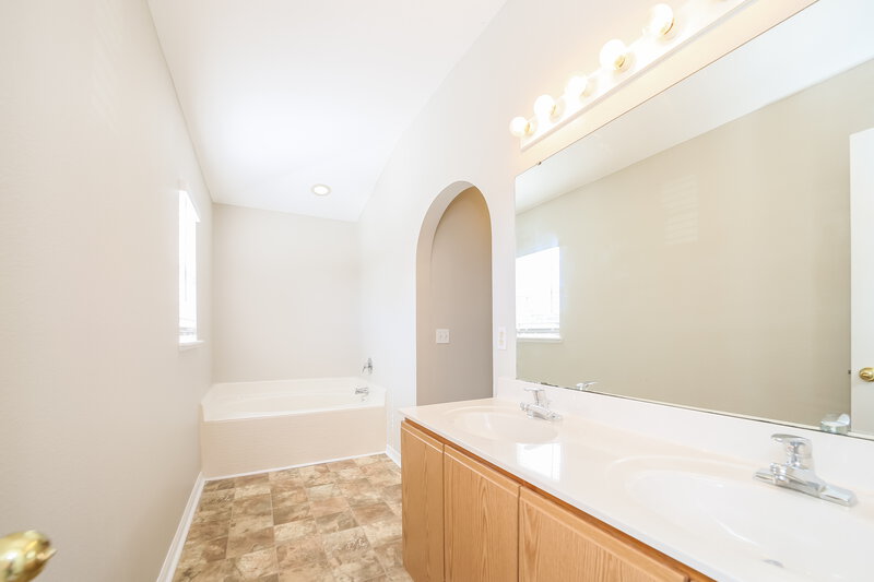 1,930/Mo, 4499 Woodley Creek Rd Jacksonville, FL 32218 Main Bathroom View