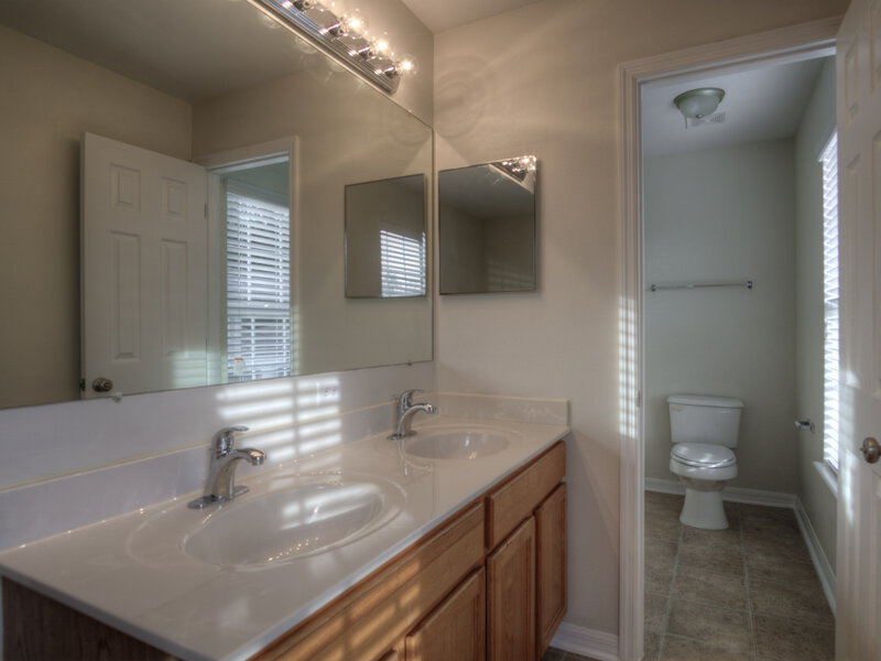 2,260/Mo, 12428 Hickory Forest Rd Jacksonville, FL 32226 Master Bath View