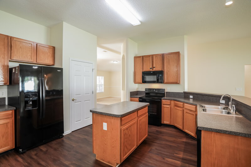 2,305/Mo, 3460 Live Oak Hollow Dr Orange Park, FL 32065 Kitchen View 2
