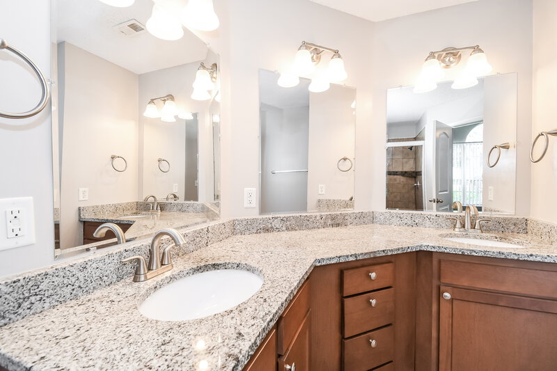 1,955/Mo, 8217 Glasgow Ct Jacksonville, FL 32244 Main Bathroom View 2