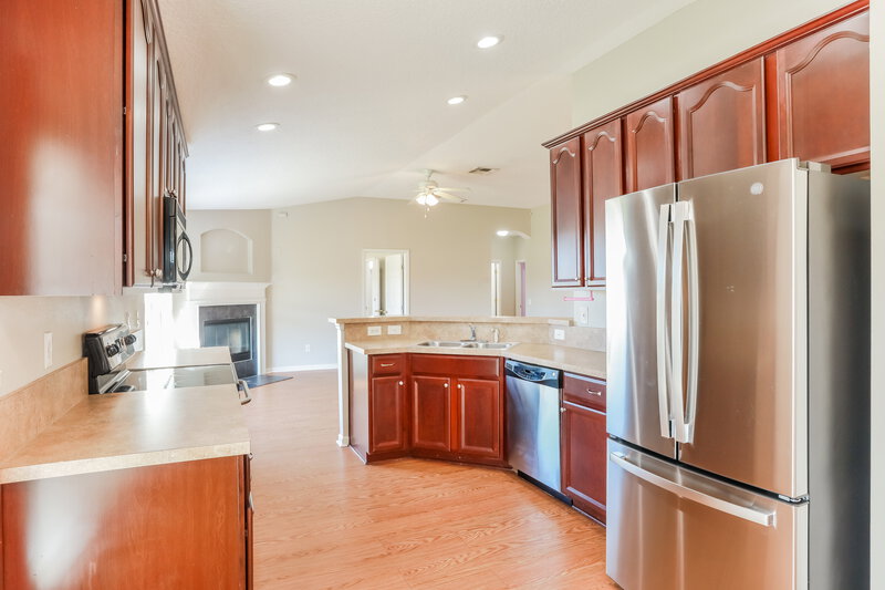 1,670/Mo, 1716 Hollow Glen Dr Middleburg, FL 32068 Kitchen View
