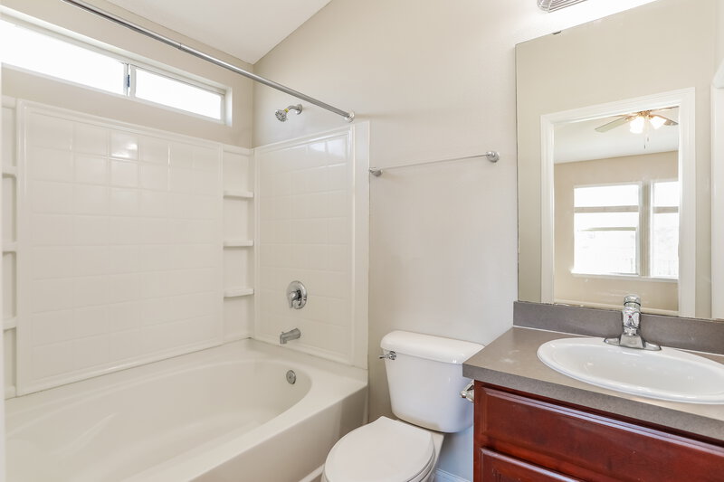 1,670/Mo, 1716 Hollow Glen Dr Middleburg, FL 32068 Main Bathroom View