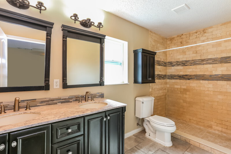 1,995/Mo, 14050 Crestwick Dr E Jacksonville, FL 32218 Main Bathroom View