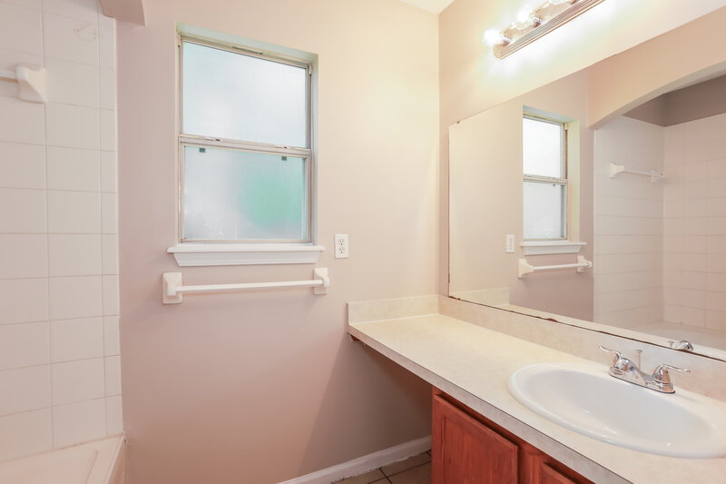 1,750/Mo, 3111 Wavering Ln Middleburg, FL 32068 Main Bathroom View