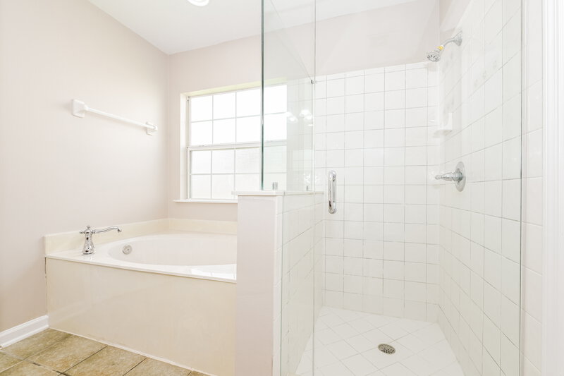 1,845/Mo, 1158 Summer Bluff Rd Jacksonville, FL 32218 Main Bathroom View 2