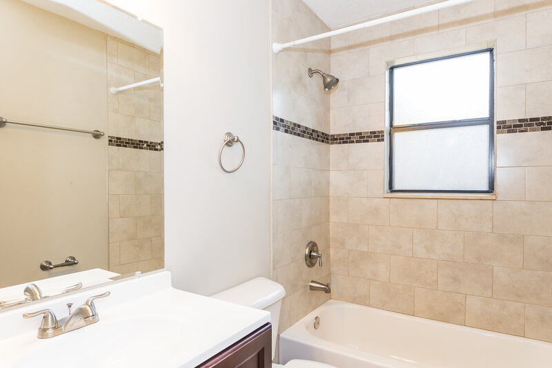2,610/Mo, 1231 Turtle Creek Dr N Jacksonville, FL 32218 Bathroom View