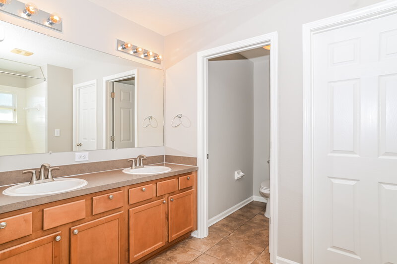 1,740/Mo, 7112 Gunston Hall Ct Jacksonville, FL 32220 Main Bathroom View
