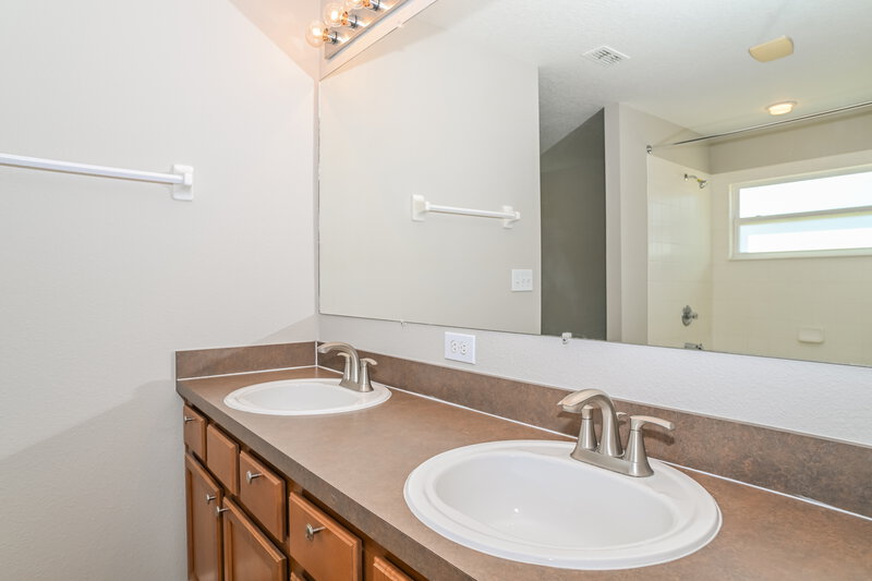 1,740/Mo, 7112 Gunston Hall Ct Jacksonville, FL 32220 Main Bathroom View 2
