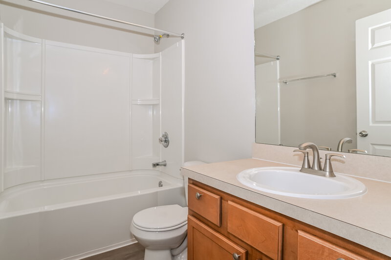 1,740/Mo, 7112 Gunston Hall Ct Jacksonville, FL 32220 Bathroom View