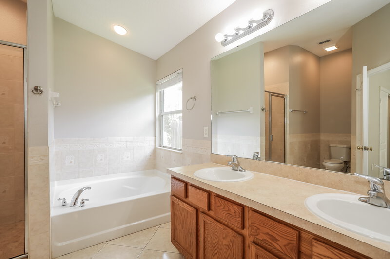 2,115/Mo, 1814 Hollow Glen Dr Middleburg, FL 32068 Main Bathroom View