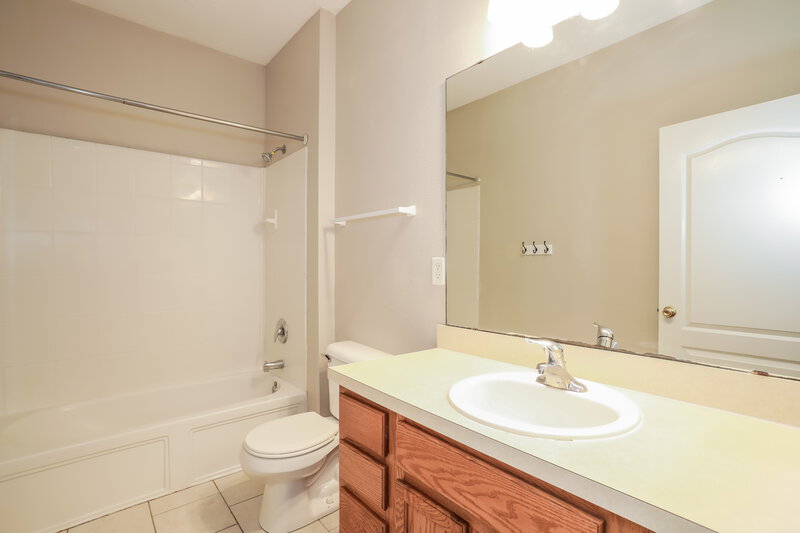 2,115/Mo, 1814 Hollow Glen Dr Middleburg, FL 32068 Bathroom View