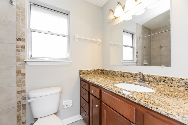 2,640/Mo, 1552 Shearwater Dr Jacksonville, FL 32218 Main Bathroom View