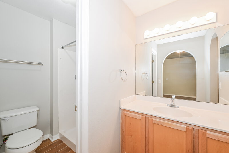 2,280/Mo, 8448 Oak Crossing Dr W Jacksonville, FL 32244 Main Bathroom View