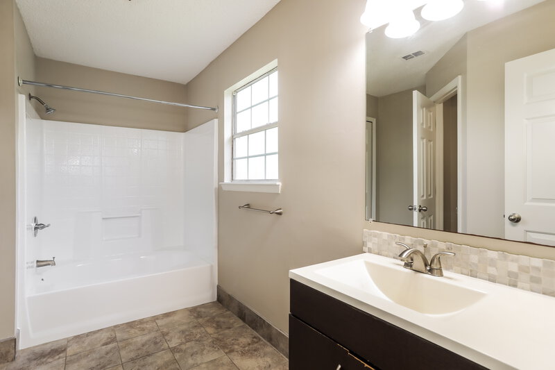 2,185/Mo, 712 Lake Geneva Dr Saint Augustine, FL 32092 Main Bathroom View