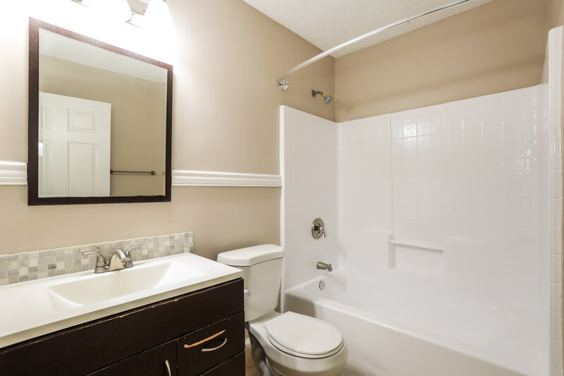 2,185/Mo, 712 Lake Geneva Dr Saint Augustine, FL 32092 Bathroom View
