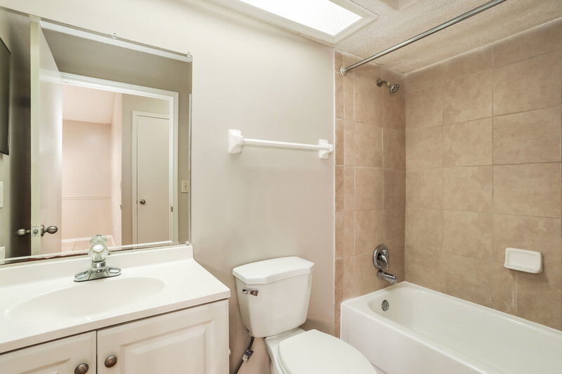 1,805/Mo, 8327 Argyle Corners Ct Jacksonville, FL 32244 Main Bathroom View