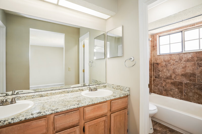 2,285/Mo, 7579 Sugar Bay Ln Jacksonville, FL 32256 Main Bathroom View