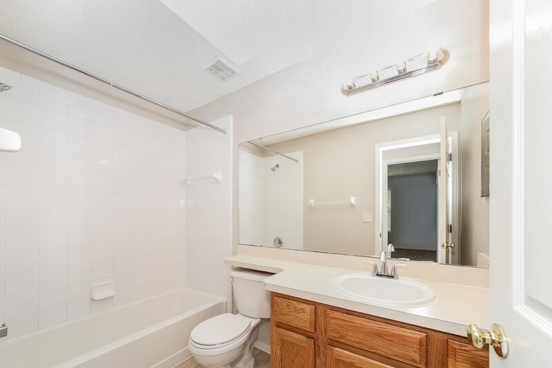 2,300/Mo, 3504 Ayrshire St Jacksonville, FL 32226 Bathroom View