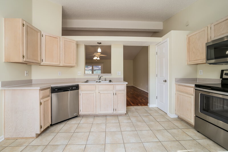 1,660/Mo, 3327 Ayrshire St Jacksonville, FL 32226 Kitchen View 2