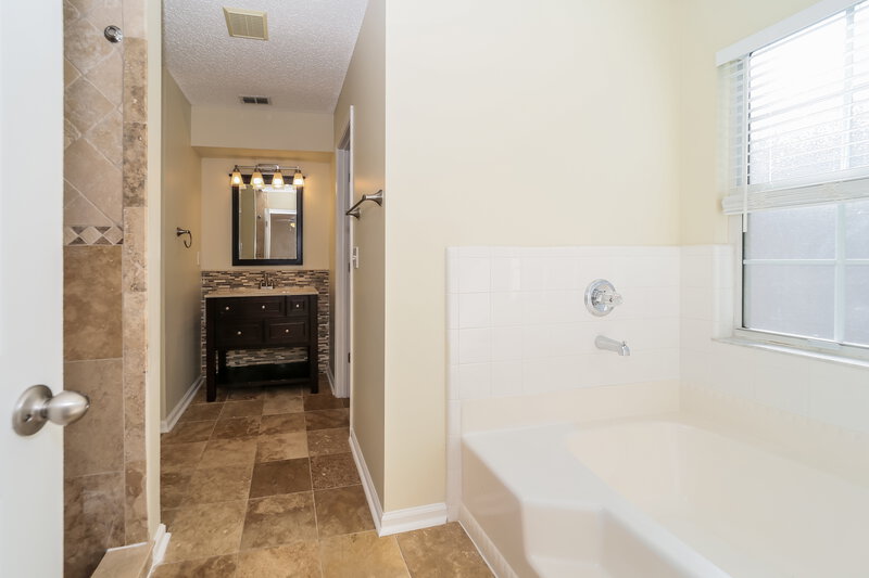 1,660/Mo, 3327 Ayrshire St Jacksonville, FL 32226 Main Bathroom View