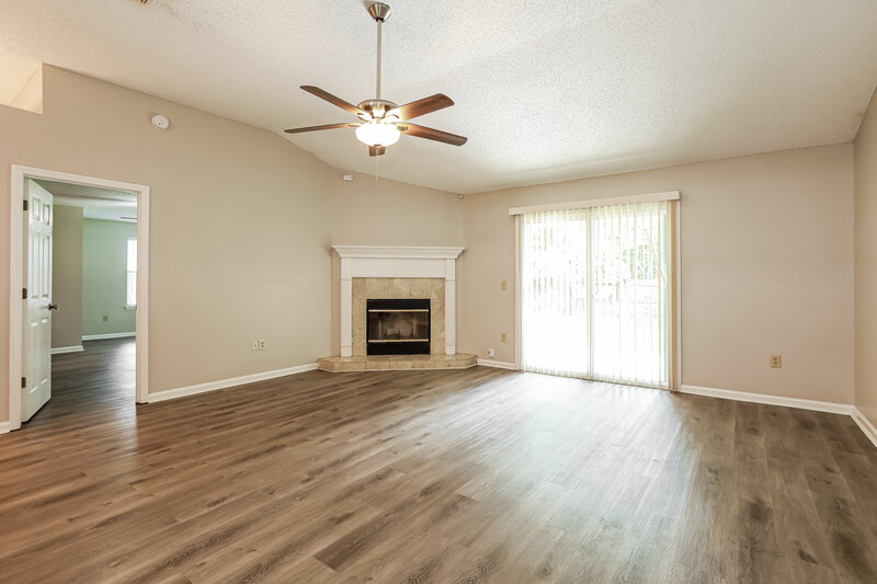 0/Mo, 3402 Westfield Dr Green Cove Springs, FL 32043 Living Room View 3