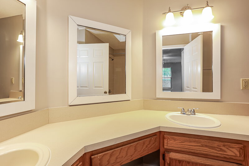 0/Mo, 3402 Westfield Dr Green Cove Springs, FL 32043 Main Bathroom View