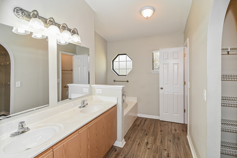 2,015/Mo, 3290 Carlotta Rd Middleburg, FL 32068 Main Bathroom View