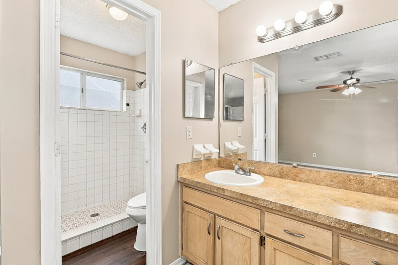 2,200/Mo, 1986 Apopka Dr Middleburg, FL 32068 Primary Bathroom View