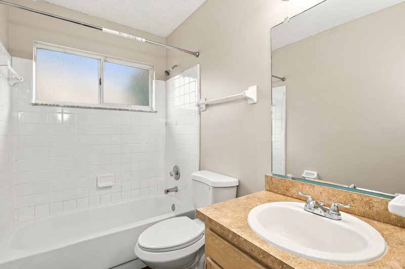 2,200/Mo, 1986 Apopka Dr Middleburg, FL 32068 Primary Bathroom View 2