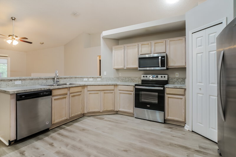 2,250/Mo, 761 New Wales Ln St Augustine, FL 32092 Kitchen View