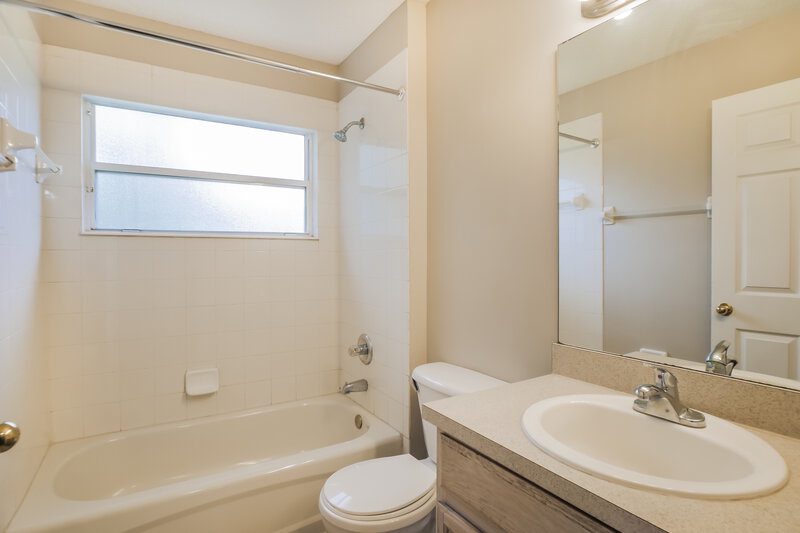 2,250/Mo, 761 New Wales Ln St Augustine, FL 32092 Bathroom View