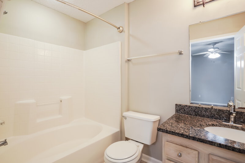 1,915/Mo, 7835 Longhorn Cir E Jacksonville, FL 32244 Main Bathroom View