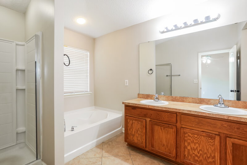 2,320/Mo, 2732 Woodsdale Dr Middleburg, FL 32068 Main Bathroom View