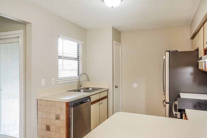 1,580/Mo, 1805 Hollars Pl Middleburg, FL 32068 Kitchen View 2