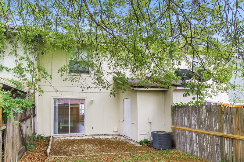 1,750/Mo, 3359 Mandarin Glen Dr Jacksonville, FL 32223 Rear View