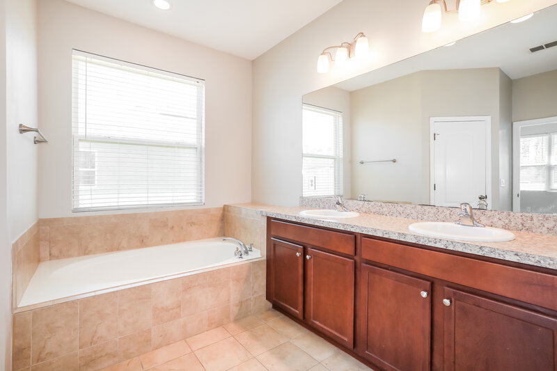 2,075/Mo, 805 Celebration Ln Middleburg, FL 32068 Main Bathroom View