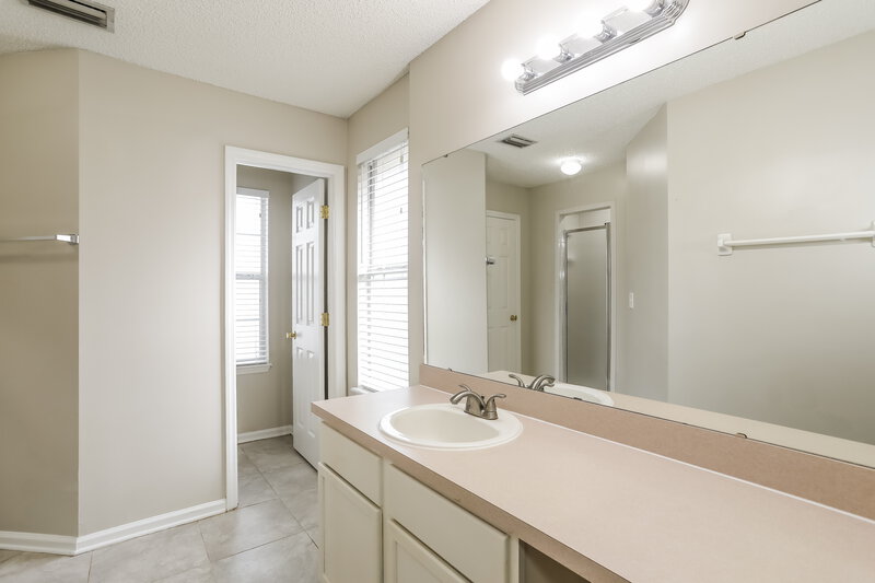 1,785/Mo, 387 Summit Dr Orange Park, FL 32073 Main Bathroom View