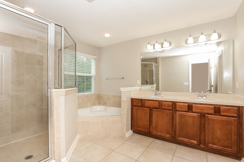 2,080/Mo, 560 Drysdale Dr Orange Park, FL 32065 Main Bathroom View