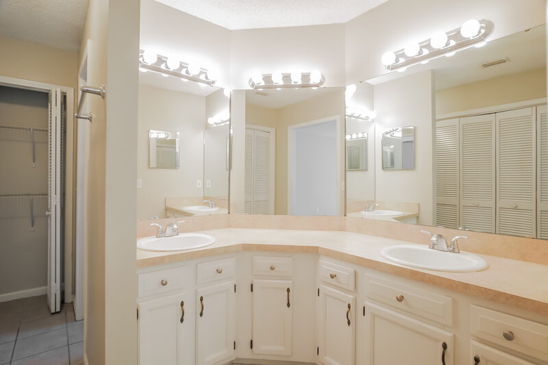 2,320/Mo, 1633 Panther Ridge Ct Jacksonville, FL 32225 Main Bathroom View