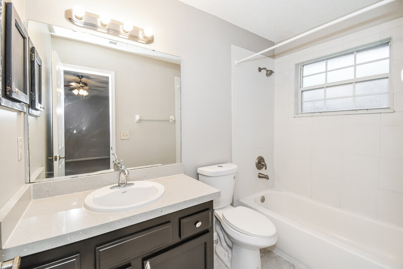1,965/Mo, 3571 Barbizon Ct Jacksonville, FL 32257 Main Bathroom View